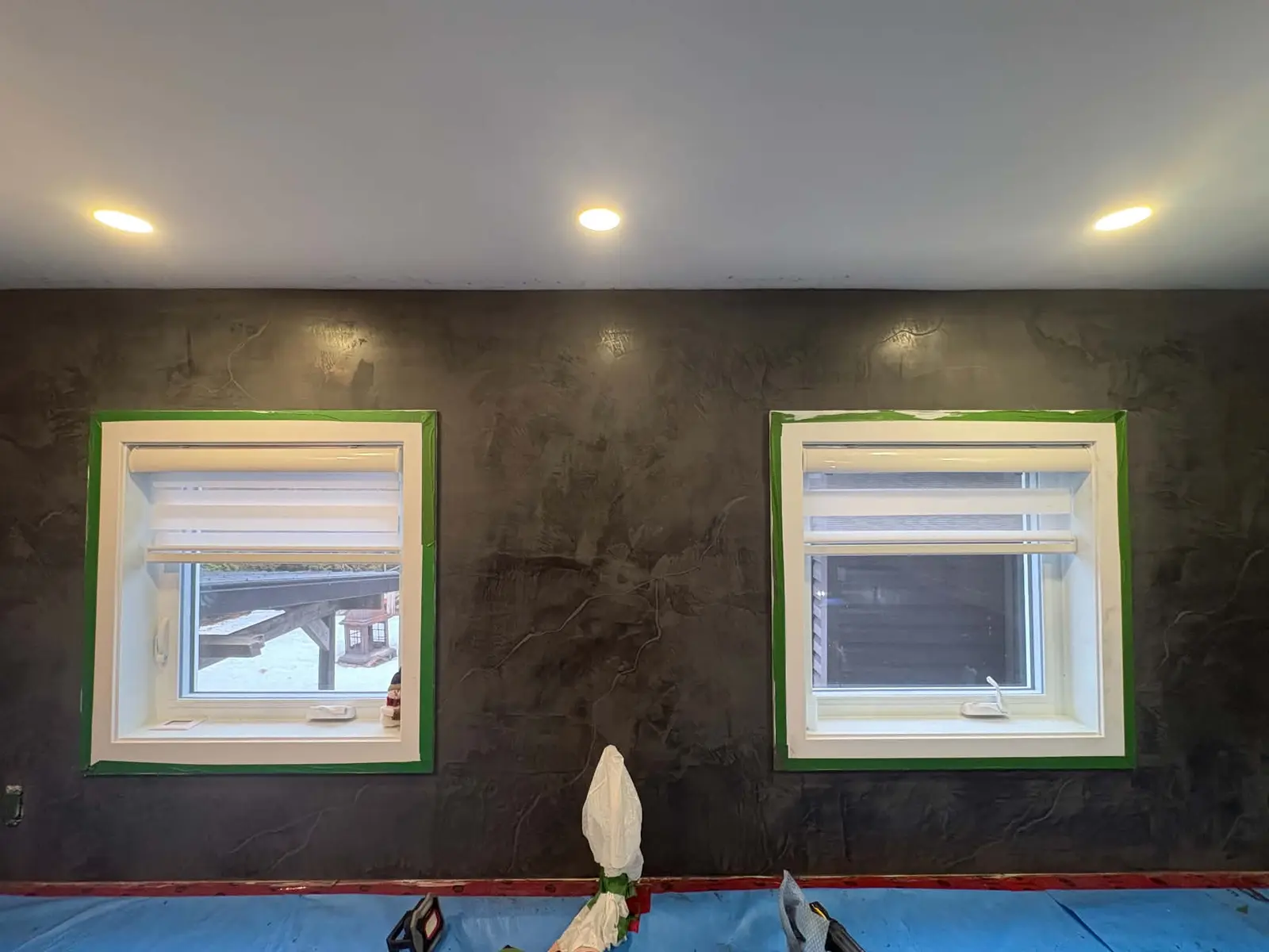 Mur après l'application du plâtre décoratif